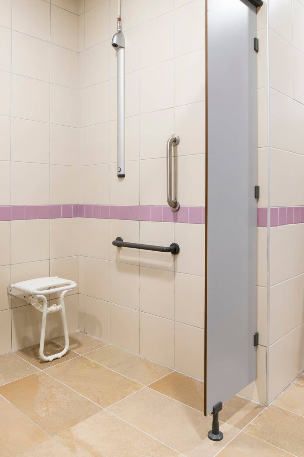 panneau de douche cloison stratifié sanitaire, barre de relevage, barre d'appui, barre de tirage et siège de douche pour sanitaires et douches camping, centre aquatique/aqualudique, salle de spectacle, salle de sport, station services/aire d’autoroute, structure d’accueil jeunes enfants (crèches, centre de loisirs, écoles, lycées…), collectivité.